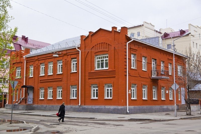 Двухэтажное кирпичное здание стиля «Модерн», Горького 84