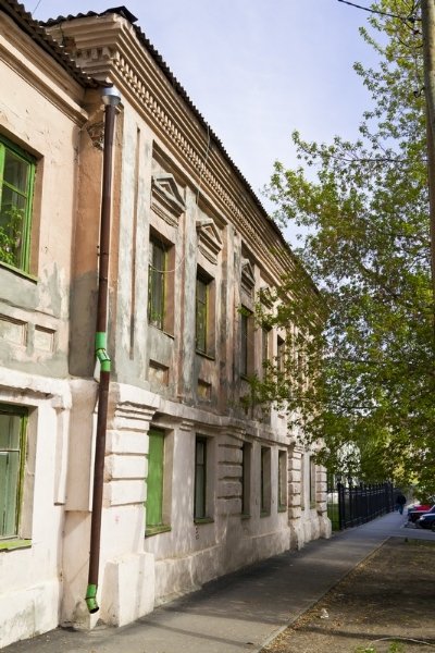 Двухэтажное здание, построенное в стиле классицизма (Городская Дума) Климова, 61
