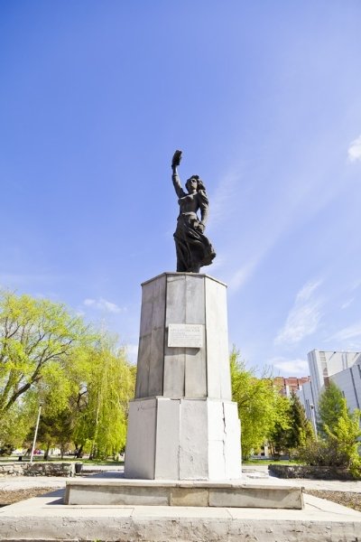 Памятник Наташе Аргентовской, Троицая площадь