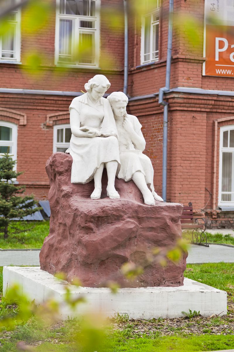 Cкульптурная группа «Читающие девушки», ул.Ленина