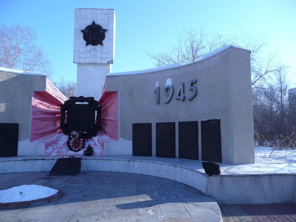 Мемориальный ансамбль на братской могиле советских воинов, погибших от ран в госпиталях города Кургана (улица 9 января, парк Победы)